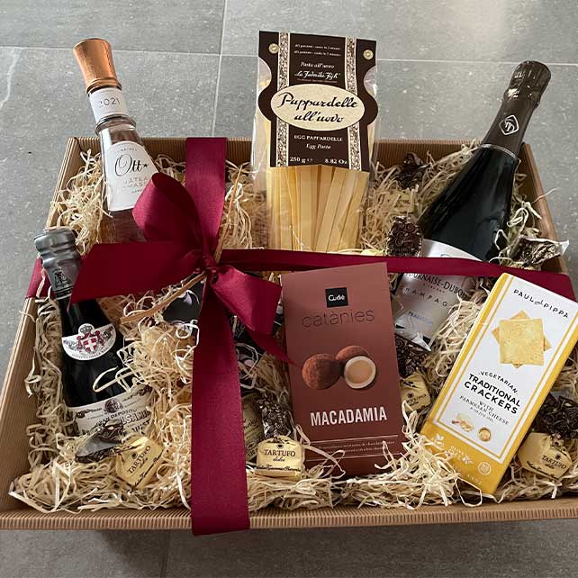 wein-geschenkkorb Geschenkkorb mit wein und Feinkost
